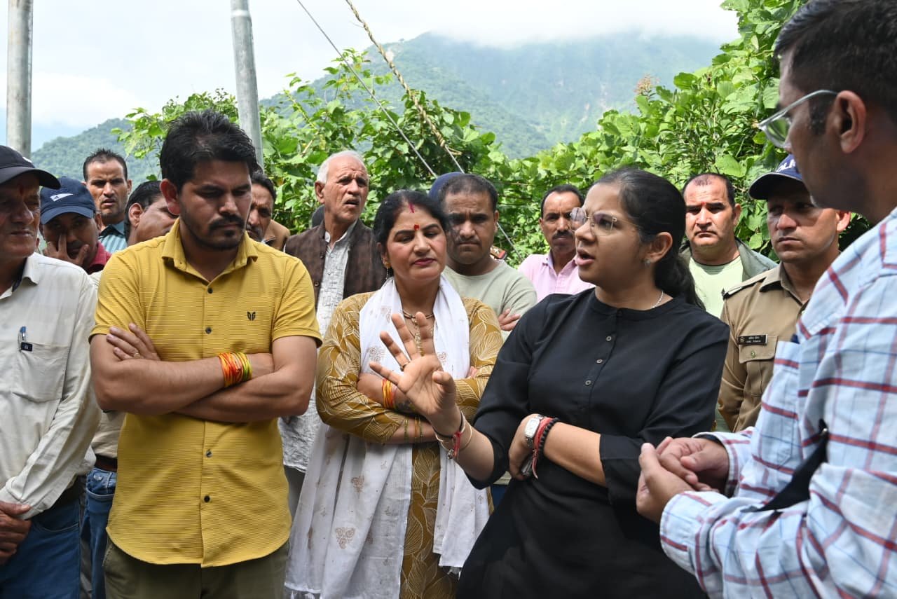 डीएम टिहरी का आपदा प्रभावित क्षेत्रों का दौरा जारी।”