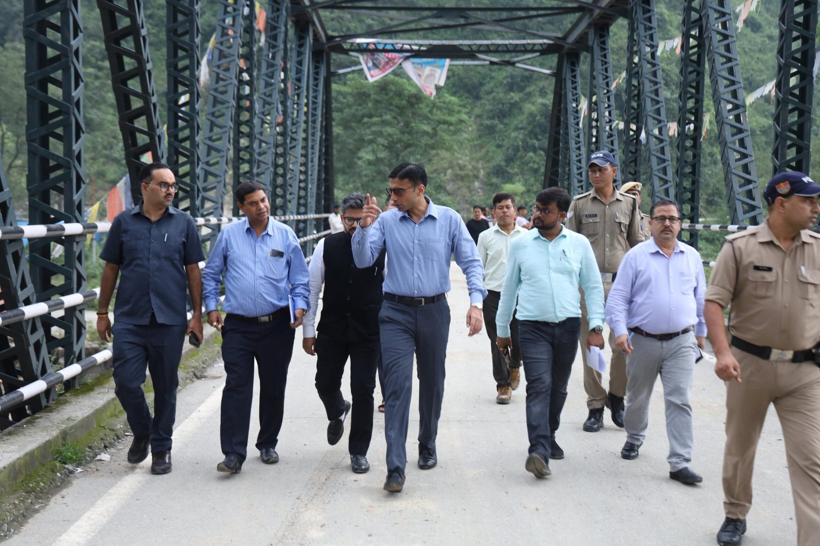 आपदा प्रभावित क्षेत्रों में बिजली, पानी, सड़क एवं मूलभूत सुविधाएं प्राथमिकता पर करें बहाल-डीएम