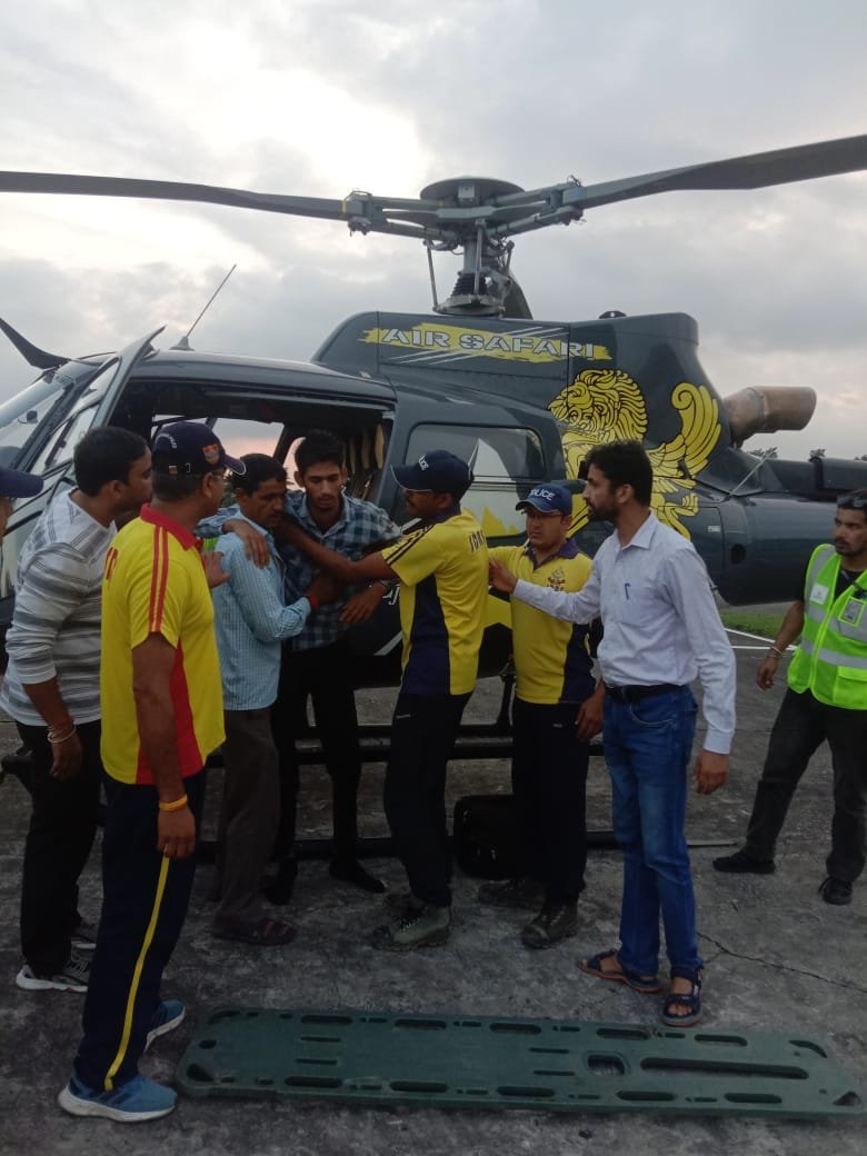 दैवीय आपदा प्रभावित छमरौली गांव, हैली से पहुंचाए गए 300 फूड पैकेट