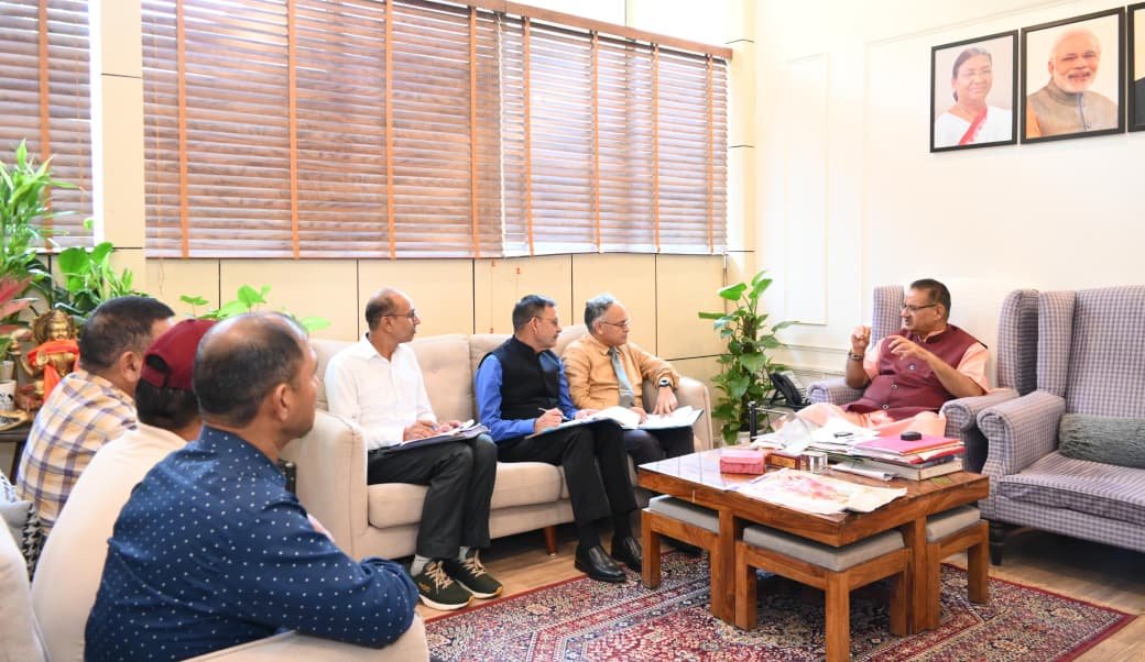 शहीद सम्मान यात्रा 2.0 की तैयारी की समीक्षा करते सैनिक कल्याण मंत्री गणेश जोशी