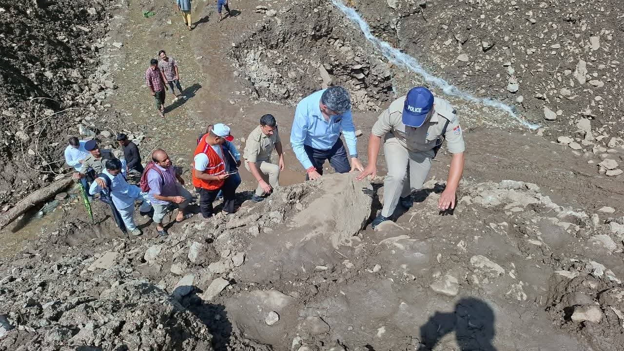 नंदानगर में आपदा प्रभावित क्षेत्रों में राहत एवं बचाव कार्य में डीएम एवं पुलिस अधीक्षक डटे रहे