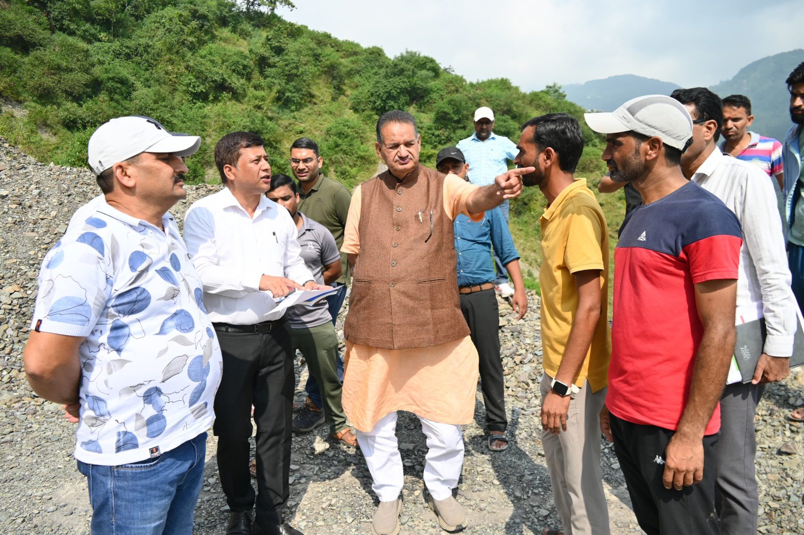 कैबिनेट मंत्री गणेश जोशी ने प्रभावित क्षेत्र भीतरली गांव का दौरा कर अतिवृष्टि से क्षतिग्रस्त सड़क का किया स्थलीय निरीक्षण