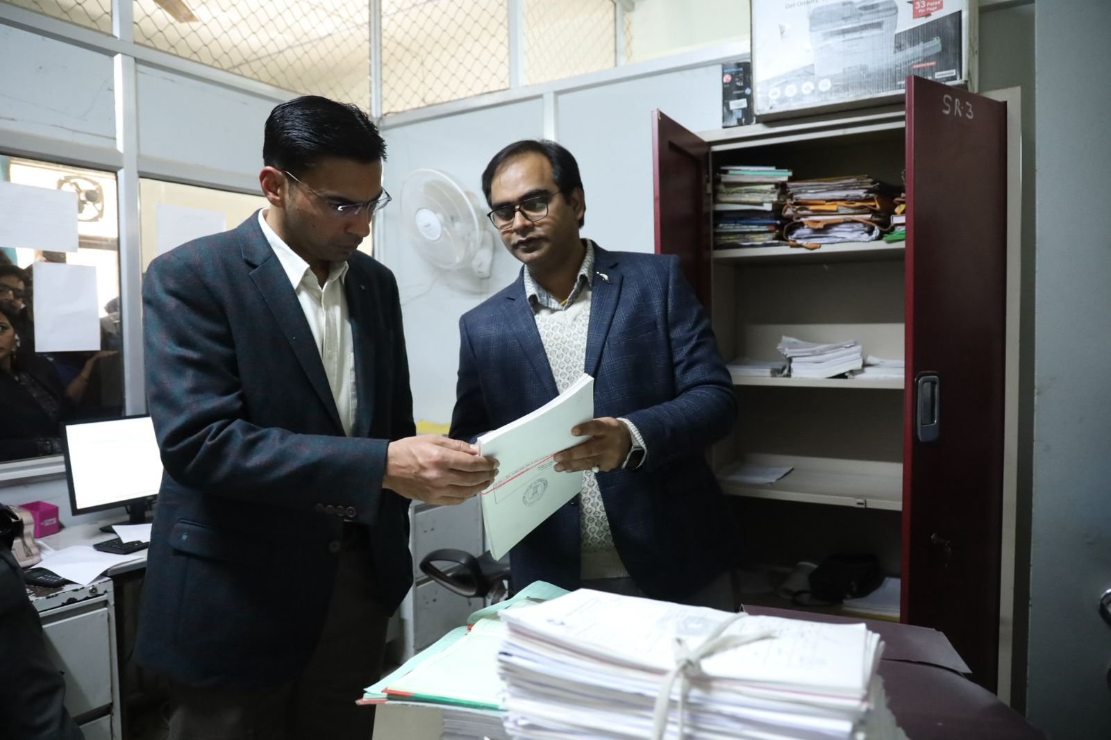 डीएम का औचक निरीक्षण, सब रजिस्ट्रार कार्यालय ऋषिकेश में गंभीर अनियमितताएं उजागर; कड़ा एक्शन