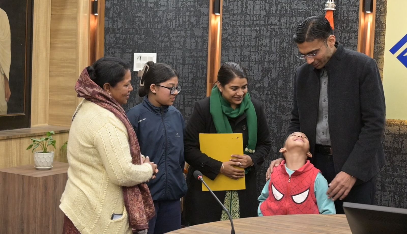 विधवा शांति राणा के सिर से जिला प्रशासन ने हटाया कर्ज का भार; सीएसआर फंड से 4 लाख बैंक खाते में हस्तांतरित; मॉं बच्चे हुए भारमुक्त